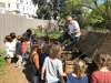 Les enfants d une classe de maternelle de Paris 11 eme qui bénéficient d un atelier pédagogique pour comprendre le compostage au compost de quartier et jardin partagé de la Roquette 